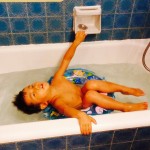 涼をとる人たち。