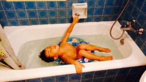 涼をとる人たち。