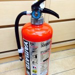 おニューの消火器。