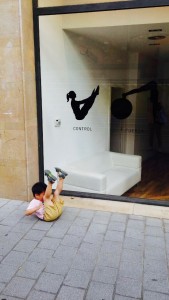 ひょうきん者。