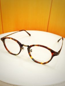 親戚みたいなオッチャンの眼鏡を選ぶ。