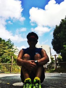 カリアゲ君が走る。