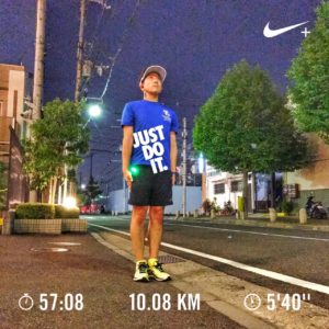 振り返るとヤバい奴がいる。