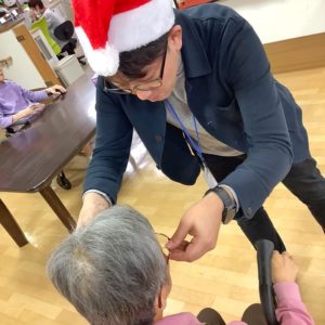 メガネの紫光店長の藤田という人物は。