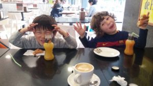 黄昏る甥っ子。