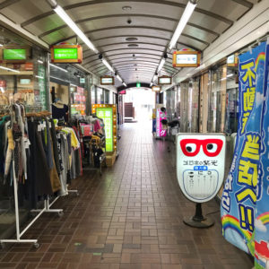 眼鏡屋の前の通路が半沢直樹劇場。